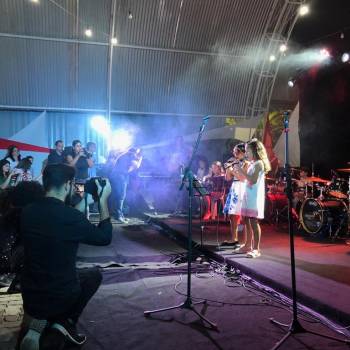 Alunos do Studio D registram homenagem às mães.