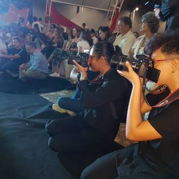 Alunos do Studio D registram homenagem às mães.